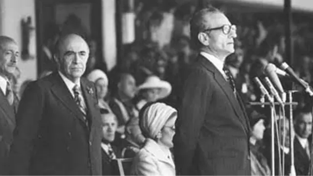 شاه و هویدا؛ تصمیم بازداشت هویدا را شاه شخصا به وسیله تلفن به او اطلاع داده بود