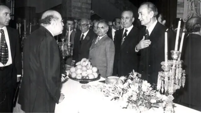 هویدا نخست‌وزیر در جمع میهمانان خارجی شرکت کننده در مراسم پنجاهمین سالروز دستور رضاشاه برای الغاء کاپیتولاسیون 