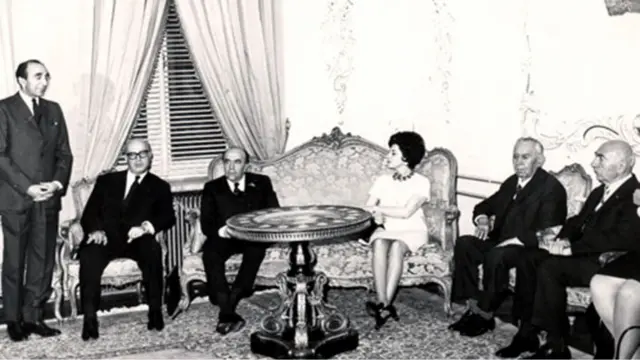 دیدار مقام های حکومتی؛ از چپ به راست: امیراسدالله علم وزیر دربار، جعفر شریف‌امامی رئیس سنا، امیرعباس هویدا نخست‌وزیر، شمس‌ پهلوی، سناتور محمود جم و عبدالله ریاضی رئیس مجلس 