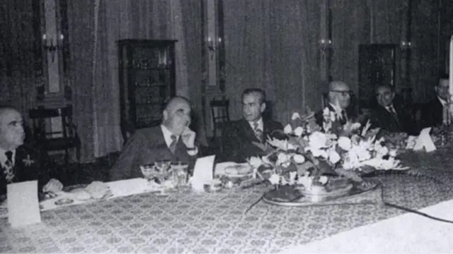 ژرژ پمپیدو رئیس جمهور فرانسه در تهران. از چپ: هویدا، پمپیدو، محمد‌رضا پهلوی، شریف‌امامی و اسدالله علم