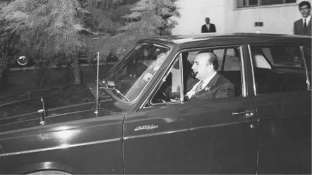 هویدا در اتومبیل پیکان خبرساز و معروفش