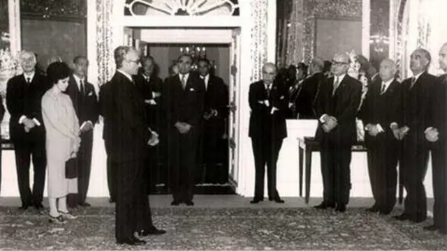 دیدار مقام های کشوری با شاه در کاخ نیاوران؛ اسد الله علم (مقابل در) و امیر عباس هویدا (سمت راست او دست به سینه) در عکس مشخص است