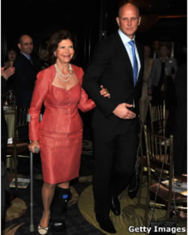 Ratu Silvia menggunakan tongkat dan dipapah ke acara penerimaan penghargaan di New York