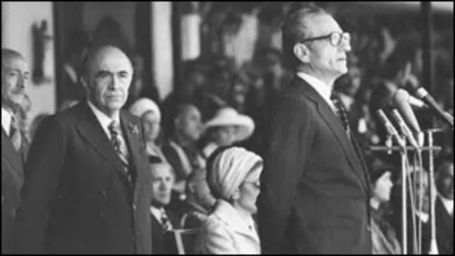 تصمیم بازداشت امیرعباس هویدا را شاه شخصا به وسیله تلفن به او خبر داد