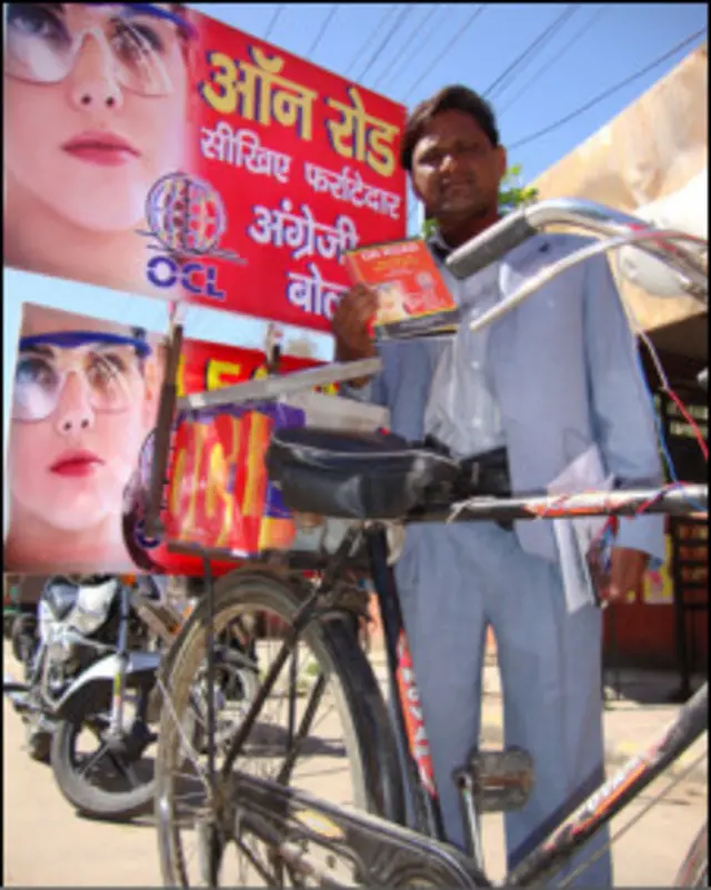 अंग्रेज़ी सीखने की चाह रखने वाले बच्चों और नौजवानों को आदित्य कुमार नि: शुल्क पढ़ाता है. 