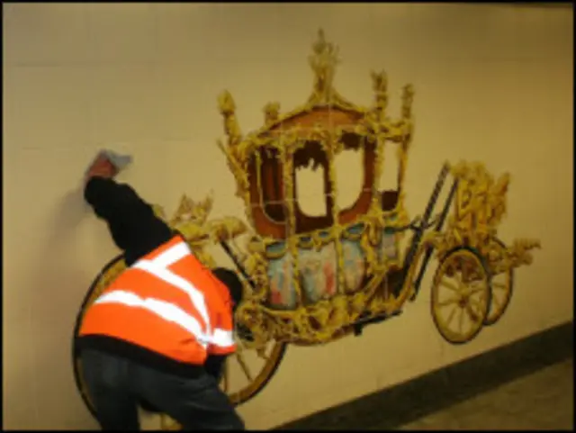 Infrator usado no esquema alternativo limpa passarela de pedestre em Londres (foto cedida pelo Conselho de Westminister)