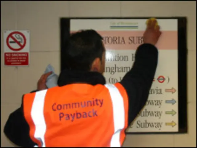 Infrator limpa túnel subterrâneo (foto cedida pelo Conselho de Westminster)
