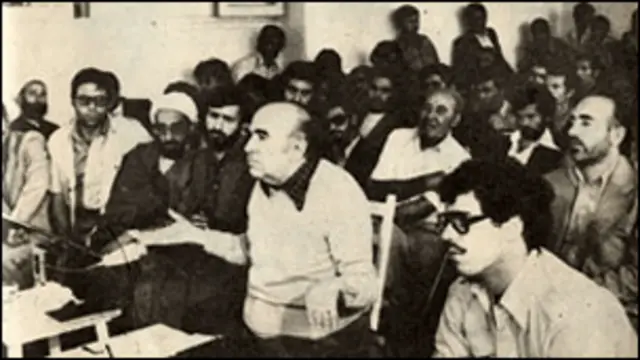 زندان قصر، جلسه دوم و آخر رسیدگی به اتهامات هویدا، سمت راست هویدا هادی غفاری است