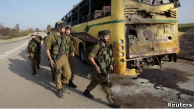 Израильские солдаты рядом с подорванным автобусом