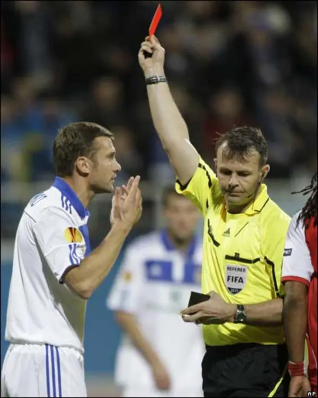 Андрія Шевченка вилучили з поля за порушення.