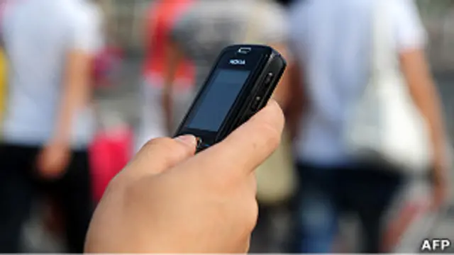 Banyak industri rumahan di Cina menawarkan aplikasi berbayar untuk telepon selular.