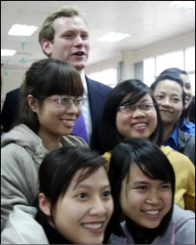 Thứ trưởng Ngoại giao Anh, Jeremy Browne, giao lưu với sinh viên Học viện Báo chí và Truyền thông, Hà Nội.