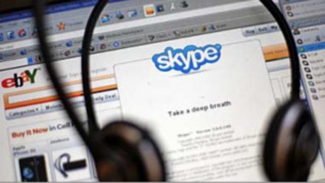 Логотип Skype на фоне экрана компьютера