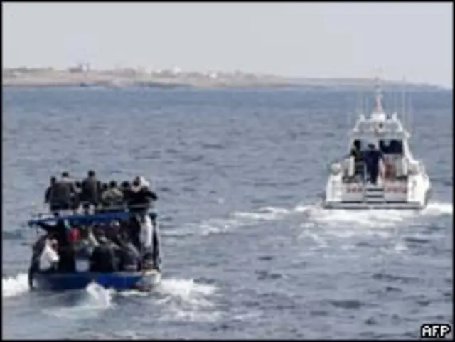 Barco de imigrantes interceptado na Itália/AFP