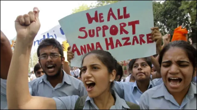 मजबूत लोकपाल विधेयक के लिए अन्ना हज़ारे के समर्थन में हज़ारों लोगों ने जंतर मंतर पर धरना दिया था.