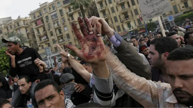 Pengunjuk rasa menunjukkan darah