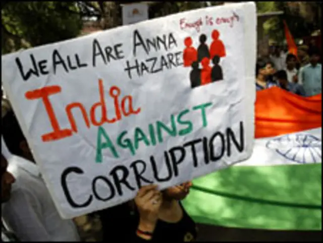 पिछली बार अन्ना के समर्थन में काफ़ी लोग जुटे थे. अन्ना का कहना है कि इस बार उससे कहीं बड़ा आंदोलन होगा.
