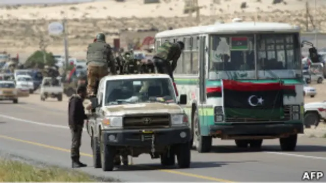 Pasukan pemberontak Libia mundur