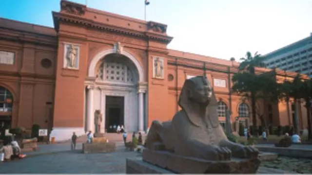 تعرض المتحف المصري للنهب جراء الانفلات الأمني الذي شهدته البلاد في أعقاب ثورة 25 يناير