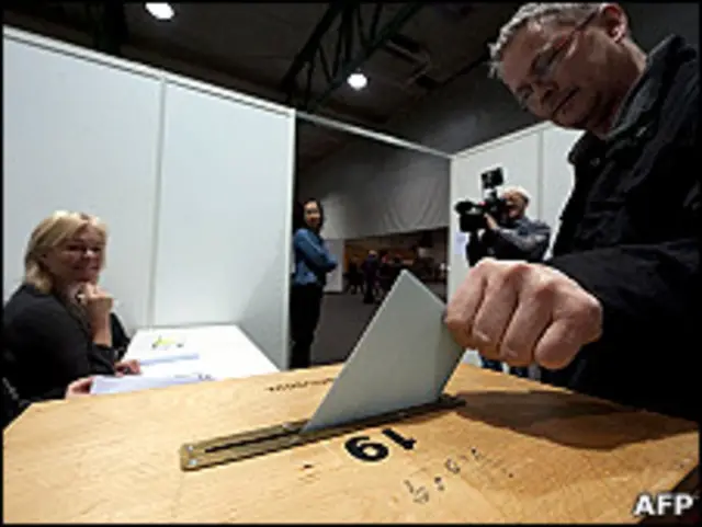 冰岛科帕沃于尔市某投票站内选民就赔款公投投票(9/4/2011)