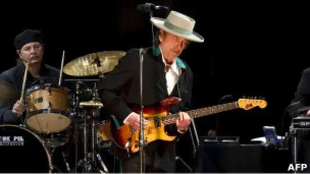 Боб Дилан во время концерта в Китае