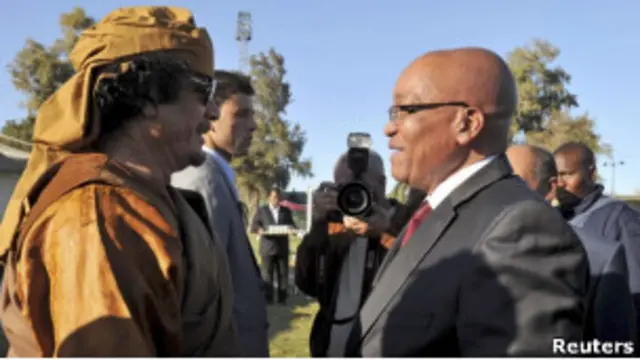 Президент ЮАР Джейкоб Зума и ливийский лидер Муаммар Каддафи