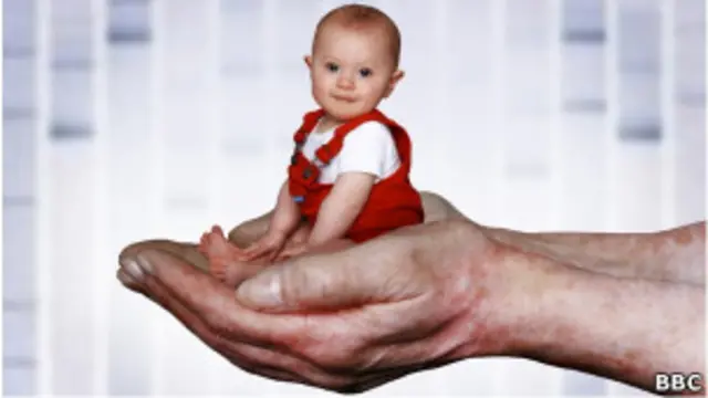 Ребенок в ладонях