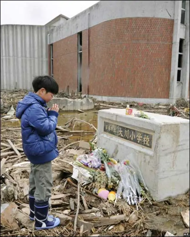 Спустошені райони всіяні могилами.