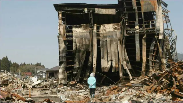Багато міст на узбережжі залишаються в руїнах.