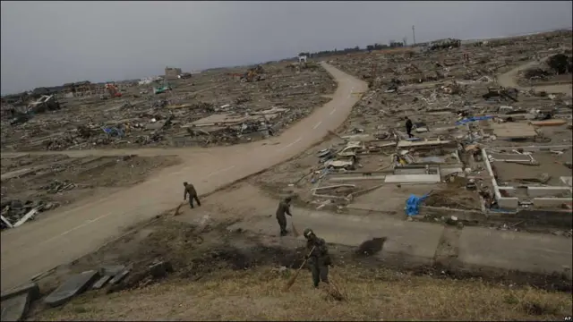 Японське військо бере участь у ліквідації наслідків землетрусу.