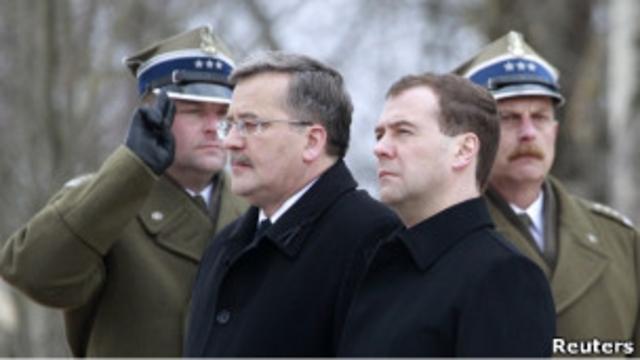 Бронислав Коморовский и Дмитрий Медведев на фоне польских офицеров