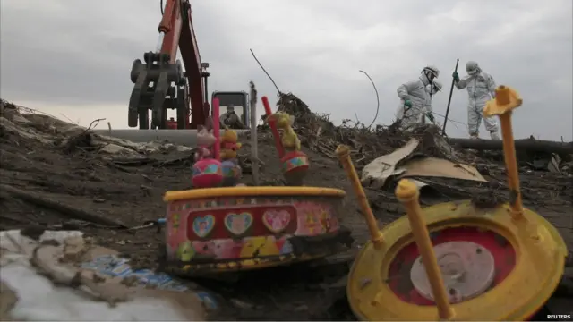 Polisi mencari jenazah di pembangkit Fukushima