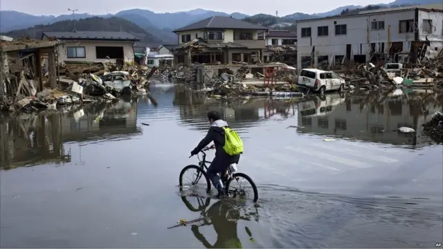 Seorang pria bersepeda di Miyagi