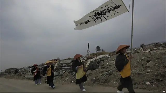 Biksu Buddha berdoa di Miyagi