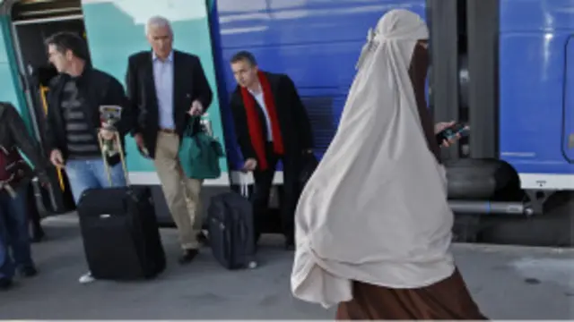 Sariq va qora tanli erkak ortasidagi anal jinsiy aloqa Yalangoch Mixail Tarabukin