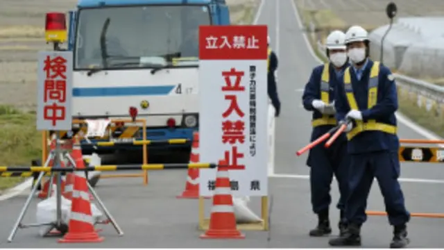Polisi menjaga kawasan yang terpapar radiasi di sekitar PLTN Fukushima.