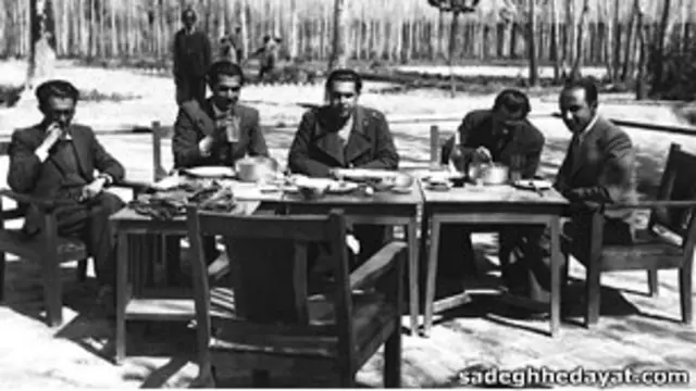 از راست:‌ آندره سوريوگين، مجتبي مينوي، غلامحسين مين‌باشيان، مسعود فرزاد، صادق هدايت، اطراف تهران