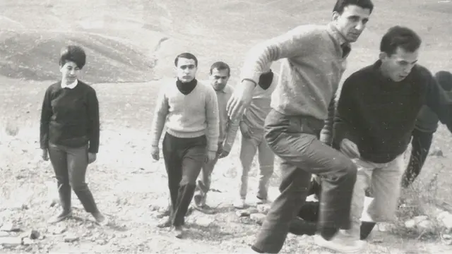 Jóvenes judíos pasean por las montañas del norte de Teherán en 1963