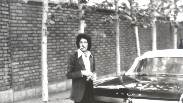 Hombre joven con su coche Buick Wildcat, 1963