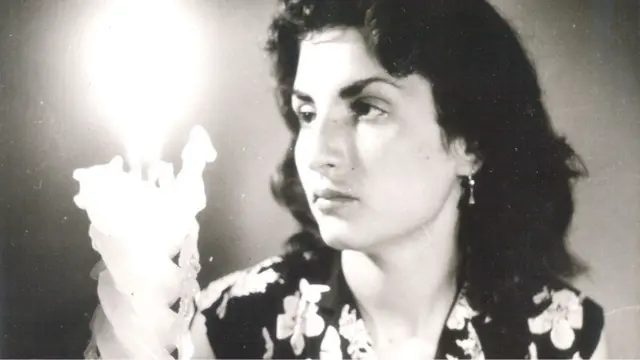 Joven judía iraní con vela encendida