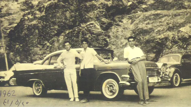 Iraníes en Darbán, junto a un Dodge Coronet