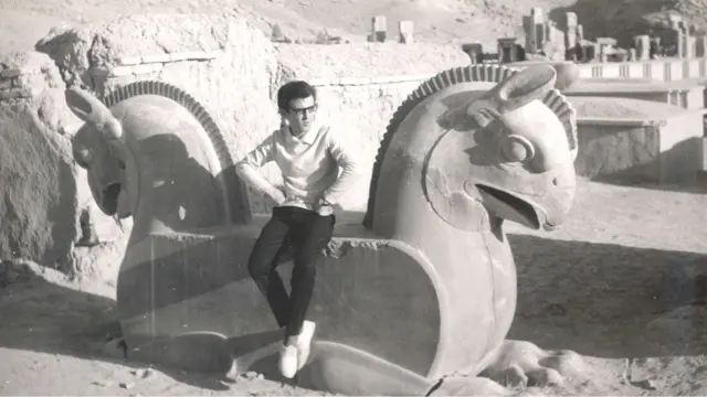 Joven y monumentos en Persépolis, Irán