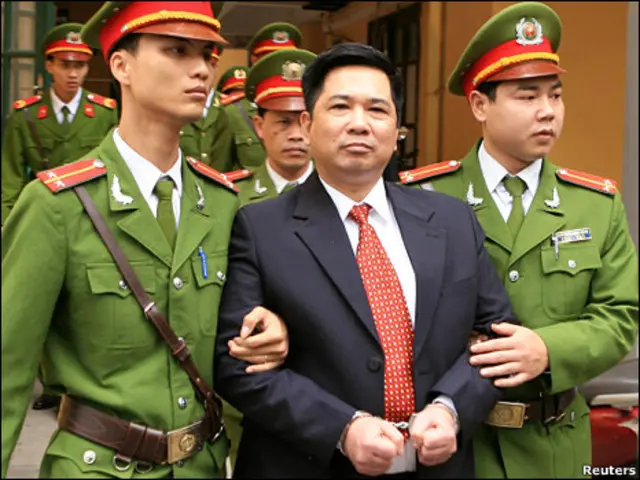 Ông Cù Huy Hà Vũ bị dẫn ra tòa hôm 4/4