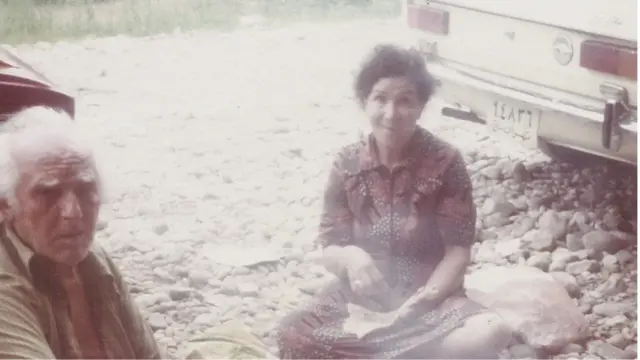 Pareja de adultos mayores en un asado