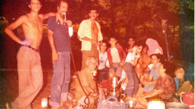 Familia judía reunida al aire libre en Irán