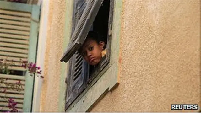 کودکی در طرابلس از پنجره به بیرون نگاه می کند