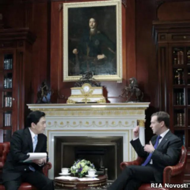 Президент России Дмитрий Медведев дает интервью китайскому телевидению 7 апреля 2011 г.