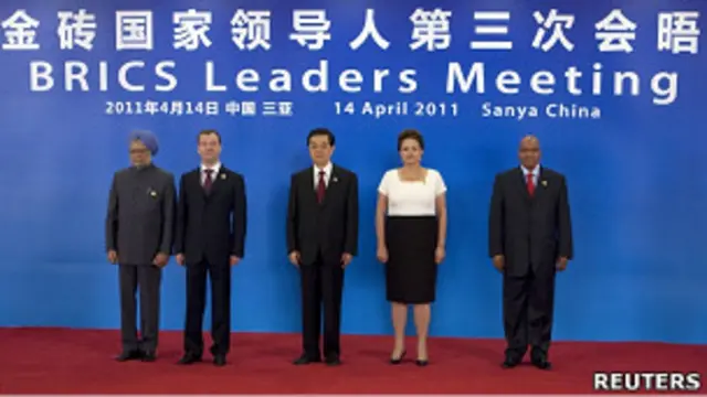 中國國家主席胡錦濤、巴西總統迪爾瑪·盧塞夫、俄羅斯總統梅德韋傑夫、印度總理辛格和南非總統祖馬在在海南三亞金磚五國峰會上合照（14/4/2011）