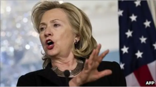 خانم کلینتون گفته است که نیروهای نظامی ائتلاف به دنبال توقف کامل حمله‌ها به غیرنظامیان در لیبی هستند