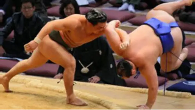 蒼國來（左）在相撲比賽中